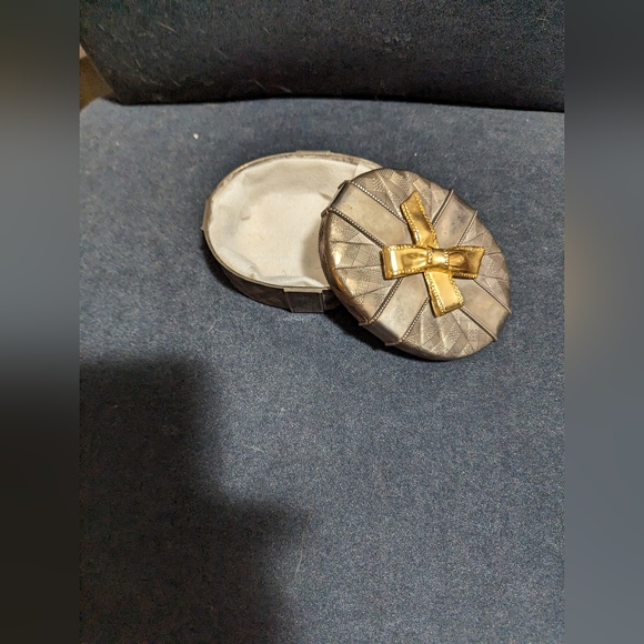 3/$30.Elegance silver plated zinc jewelry box - Picture 3 of 5